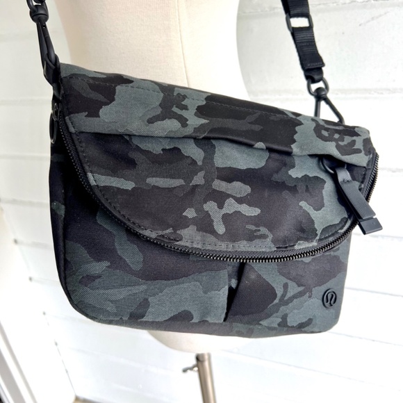 LULULEMON All Night Festival Bag in Jacquard Camo Obsidian/Black - Picture 4 of 16